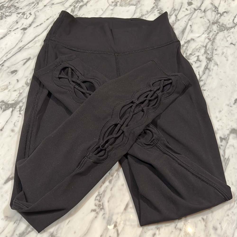 Lululemon legging with mesh details to both legs